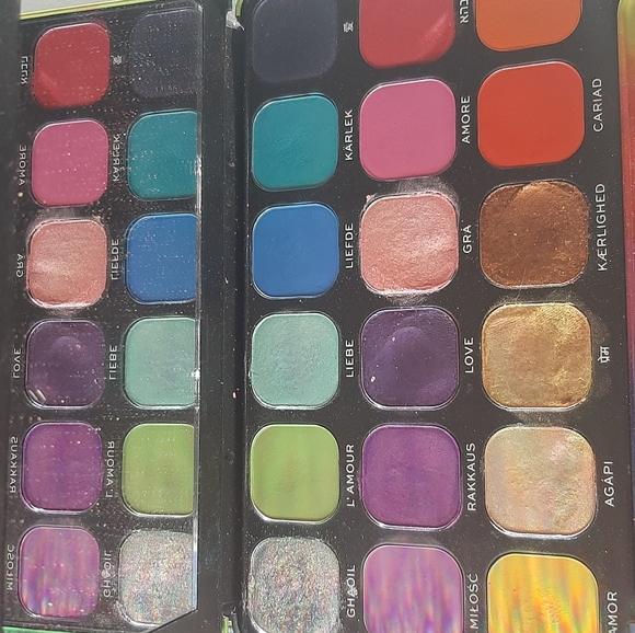 Revolution Forever Flawless We are Love Palette - Picture 3 of 4